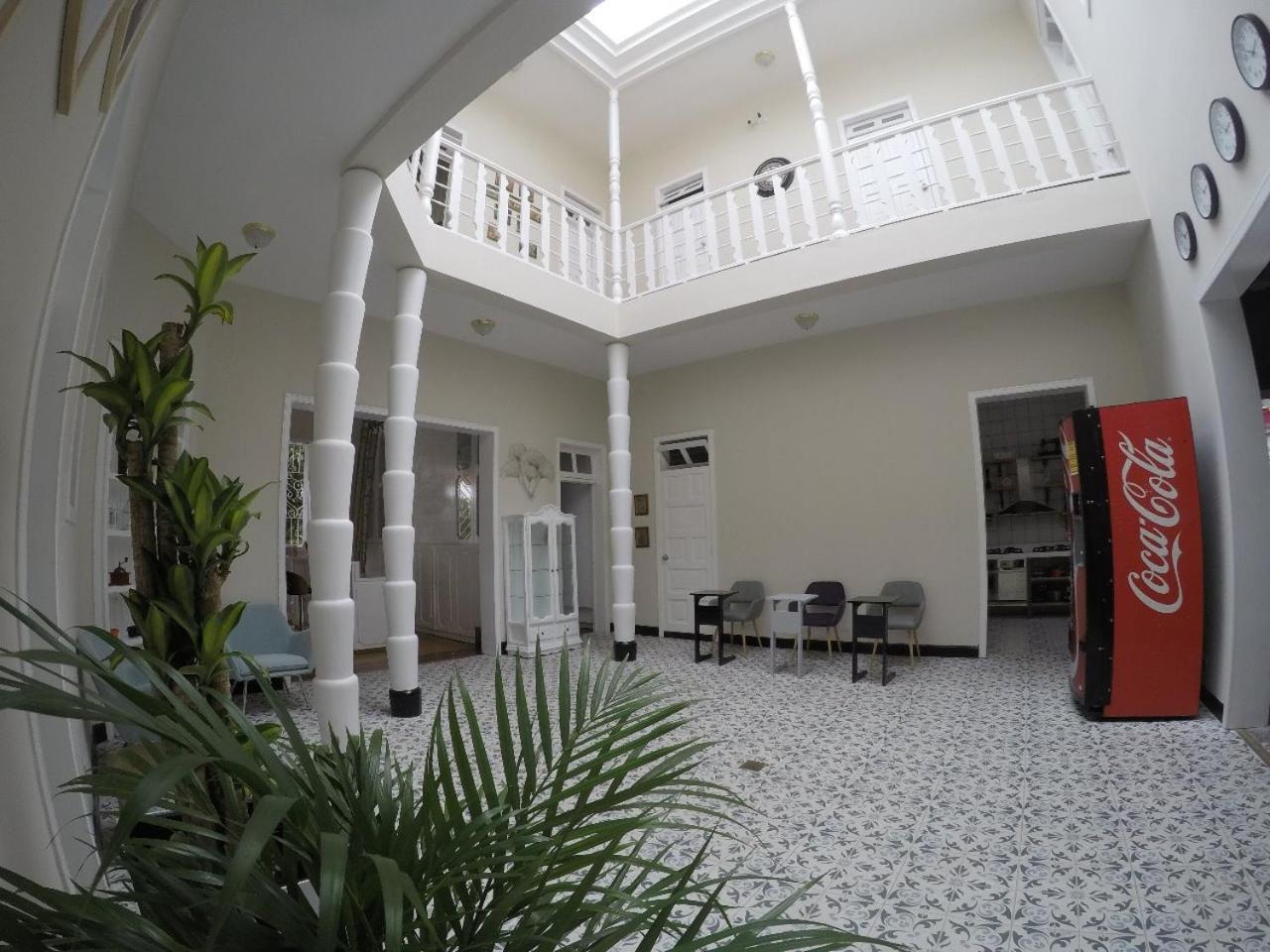 ميديلين Nomad Hostel المظهر الخارجي الصورة